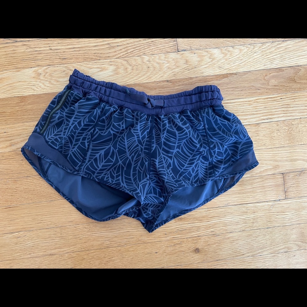 Lululemon Hotty Hot low rise short (lined) 2.5”